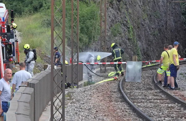 Delavci bodo zamenjali 150 do 200 metrov proge, poškodovane ob 
iztirjenju  vlaka pri Hrastovljah, tako da naj bi vlaki po napovedih 
spet začeli voziti jutri. 