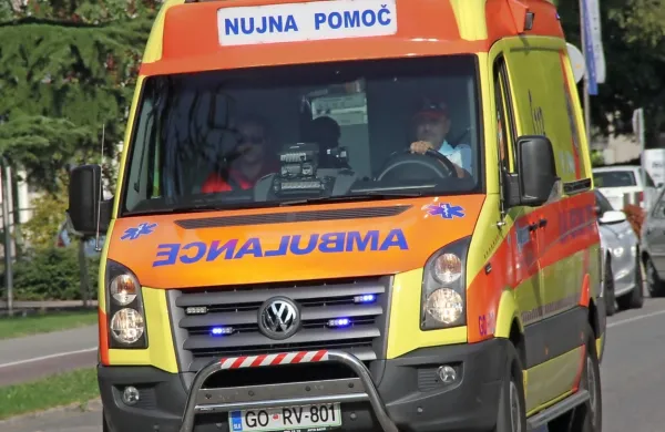 Ajdovski reševalci so  v torek zvečer hudo poškodovanega domačina z reševalnim vozilom odpeljali v šempetrsko bolnišnico, 
od koder pa so ponoči sporočili, da so bile poškodbe prehude.   