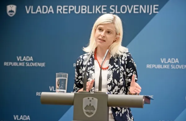Ministrica za delo Ksenija Klampfer
