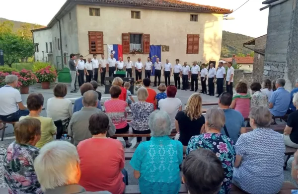 Ubrana pesem pod lipo