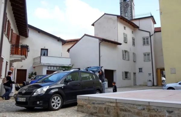 Prebivalce predvsem moti, da se občina ni predhodno z njimi posvetovala glede prometnega režima na trgu.