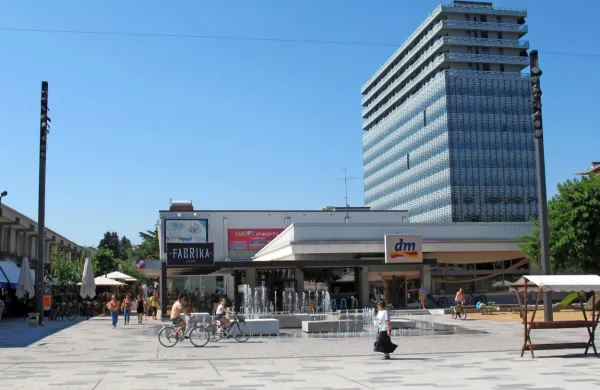Če ni nujno iti ven, je bolje ostati v zaprtih prostorih. 