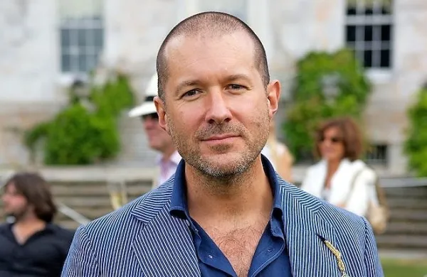 Jony Ive je bil odgovoren za oblikovanje vseh pomembnih 
Applovih produktov, vključno s prenovljenim računalnikom imac v 
letu 1998. 