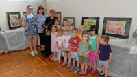 Mladi povirski poustvrajalci z mentoricami Uršo Raimondi, Jerico 
Hlad in Jožico Zafred, v ozadju so njihove slike. 