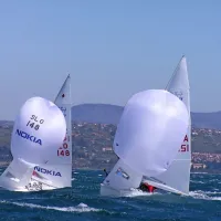 S skupnimi močmi