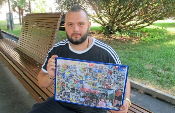 David Davidovič s foto-zloženko vseh 96 dresov, s katerimi so prek 
spletne dražbe iztržili več kot 12.000 evrov za pomoč družini bolne 
štiriletnice.