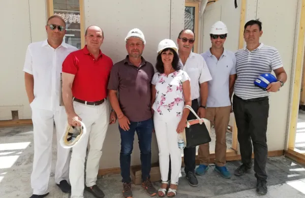 Nad gradnjo zdravstvenega doma bdijo tudi (z leve) Sandi Pirš, projektant iz Studia Pirss, župan Đenio Zadković, nadzornik Gorazd Dimnik, Karmen Pines z občine, direktor ZD Piran Matjaž Krajnc, Lovrenc Cvetko, vodja inženiringa pri Lumar LG, in Gorazd Šmid, vodja gradnje pri Lumar LG. 