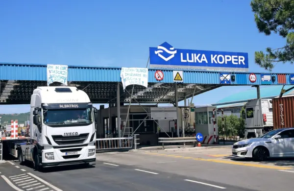 Ministrstvo za infrastrukturo je na pobudo Luke Koper in 
Združenja za promet za ta konec tedna sprostilo zapore kamionskih prevozov za vse tovore v koprsko pristanišče in iz 
njega.