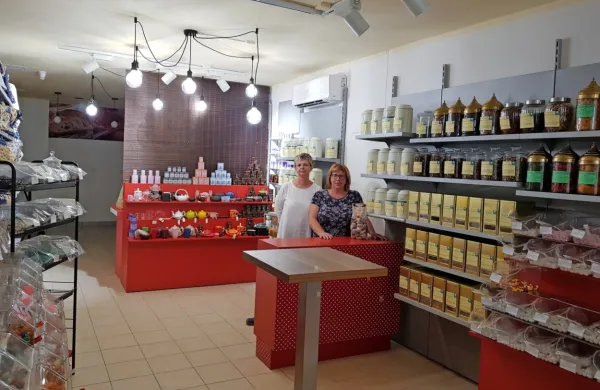V Konfeteriji Danev bodo lahko kupci izbirali med več kot stotimi 
različnimi vrstami čajev.