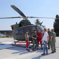 Za dejavnost helikopterske NMP na izolskem heliportu so usposobljeni štirje piloti z licenco in dve zdravstveni ekipi NMP.