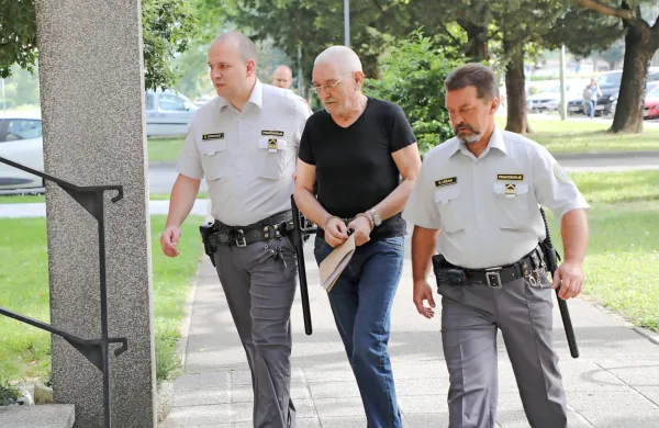 





Na sojenju Draganu Kukanji (med pravosodnima policistoma) je 
senat včeraj zaslišal izvedenko psihiatrične stroke ter njegovo 
nekdanjo ženo. 

