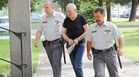 





Na sojenju Draganu Kukanji (med pravosodnima policistoma) je 
senat včeraj zaslišal izvedenko psihiatrične stroke ter njegovo 
nekdanjo ženo. 

