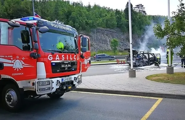 Plameni uničili avto