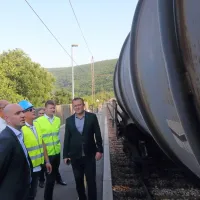 Minister za okolje Simon Zajc z vodilnimi s Slovenskih železnic na 
ogledu poškodovane cisterne