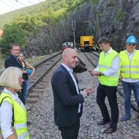 Umazano podlago v predoru čistili ponoči