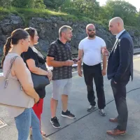 Umazano podlago v predoru čistili ponoči