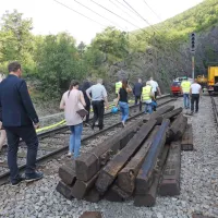 Umazano podlago v predoru čistili ponoči