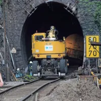 Umazano podlago v predoru čistili ponoči