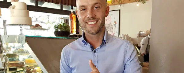 Zaščitni znak Blaža Živca je širok nasmeh.