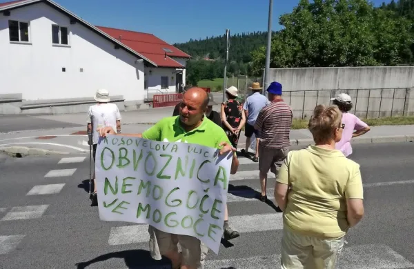 Danes med 11. in 12. uro je civilna iniciativa, ki se bori za ureditev 
in omejitev prometa v Kosovelovi ulici v Postojni, izvedla mirni 
protest hoje čez prehod za pešce.