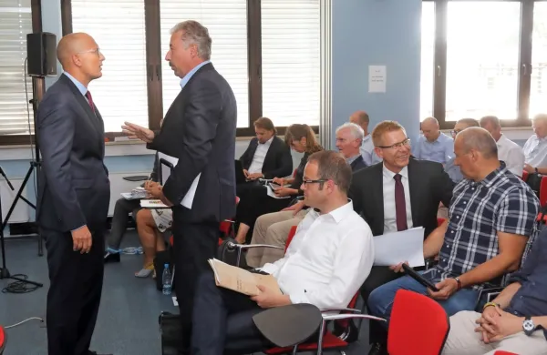 Predsednik nadzornega sveta Luke Uroš Ilić in predstavnik SDH ter 
drugi delničarji Luke 