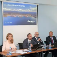 Delničarjem Luke 1,33 evra dividende