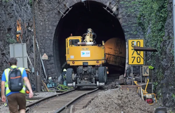 Železniška proga Divača-Koper je zaprta od torka popoldne, ko je 
v predoru pri Hrastovljah iztirilo šest vagonov tovornega vlaka, ki 
je prevažal kerozin. Ena od cistern se je poškodovala in iz nje je 
izteklo približno 10.000 litrov tega goriva.