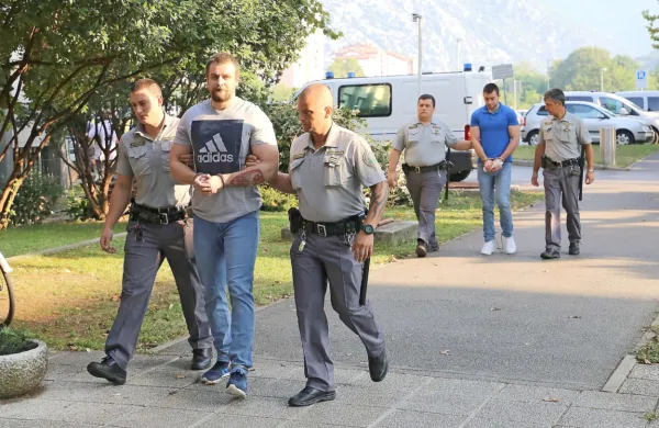 Miroslava R. (spredaj) in Jovana P. so pred dnevi pravosodni policisti  pripeljali na  sodišče v Kopru.  