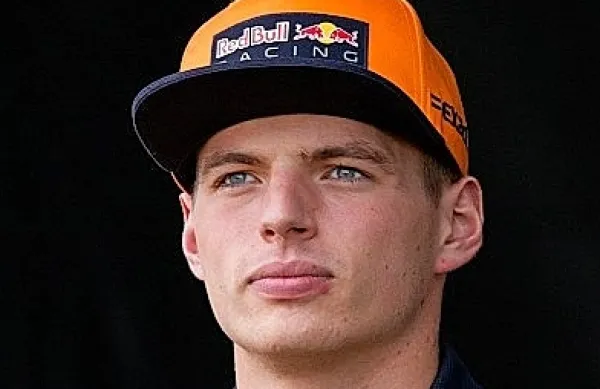 Enaindvajsetletni Nizozemec Max Verstappen (Red Bull-Honda) je 
zmagal na dirki svetovnega prvenstva v formuli 1 za veliko 
nagrado Avstrije.