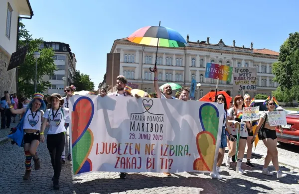 Približno 800 udeležencev, kar dvakrat več, kot so jih sprva 
pričakovali prireditelji, se je v soboto popoldan na shodu po 
Mariborskih ulicah mirno zavzelo za enakopravnost in sprejemanje vseh ljudi ne glede na njihovo spolno usmerjenost.