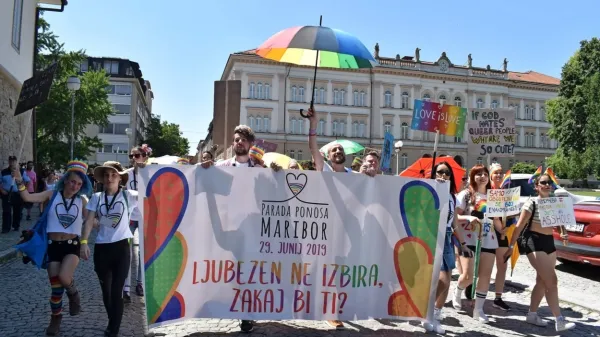 Približno 800 udeležencev, kar dvakrat več, kot so jih sprva 
pričakovali prireditelji, se je v soboto popoldan na shodu po 
Mariborskih ulicah mirno zavzelo za enakopravnost in sprejemanje vseh ljudi ne glede na njihovo spolno usmerjenost.
