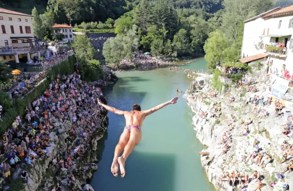 Ob tradicionalnih skokih z mostu bodo obiskovalcem ponudili 
koncerte in gledališke predstave, novost je tekmovanje v plezanju 
na kanalski zvonik.