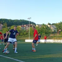 Kljub vročini so včeraj popoldne izpeljali tudi turnir v malem nogometu.