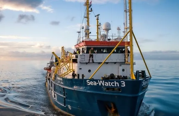 Ladja nemške nevladne organizacije Sea-Watch je migrante rešila 
pred libijsko obalo 17 dni pred pristankom na Lampedusi.