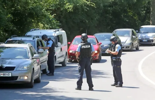Patrulje policistov na blokadnih točkah pregledujejo voznike in 
potnike.