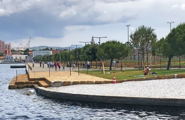 Površina ob izteku semedelske promenade je po novem namenjena štirinožnim kopalcem in njihovim lastnikom.
