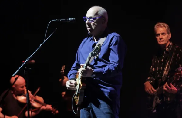 Mark Knopfler je v Stožicah tokrat večkrat bolj momljal kot pel, kitaro pa še zmeraj igra izvrstno. 