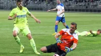 Vratar Igor Nenezić se je po kratki epizodi v Izoli (fotografija v izolskem dresu je z zadnjega istrskega 
derbija) znova vrnil v koprske vrste.
