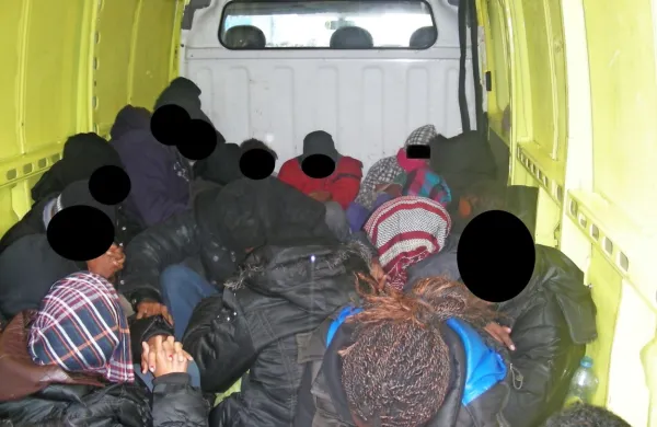 Primorski policisti so letos prestregli že več kombijev, polnih 
ilegalnih prebežnikov. Enega od prevoznikov so ustavili tudi 
minuli petek v Materiji (fotografija je simbolična).  