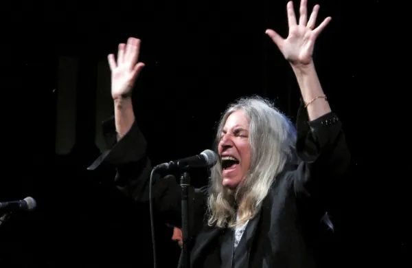 Patti Smith med nastopom v ljubljanskih Križankah avgusta 
2015
