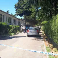 Policijski trak na obeh straneh vhoda v upravo Adrie Ankaran je  
kazal, od kod so roparji odnesli zajeten plen. 