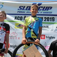 Rumeno modri iz MBK Črni Vrh so kar po vrsti stopali na 
zmagovalni oder. Med dečki U-13 je zmagal Jernej Rudolf.
