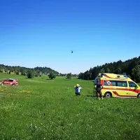 Po poškodovanega motorista je priletel vojaški helikopter. 