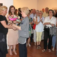 Direktorica galerije  Tina Ponebšek (levo) se  je za sodelovanje in podporo v projektu s šopkom 
zahvalila  Ani Lenščak, vdovi po slikarju Ivu Lenščaku; desno stoji umetnikova hči  Urška.