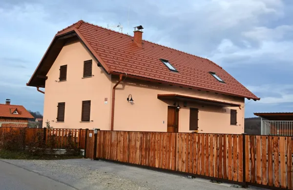 Luka ima v rokah pravnomočno odločitev, da je Časarjev zemljiški 
dolg na nepremičninah (na fotografiji hiša v Lendavi) ničen.  