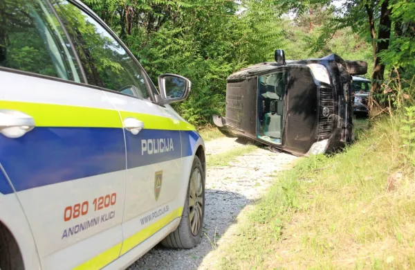  Ko so policisti z glavne ceste zapeljali na makadamsko pot, je 
njihov avto zasukalo naravnost v drevo.