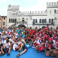 Že 26. Eurofest je svoja vrata uradno odprl s spoznavnim večerom na Ukmarjevem trgu