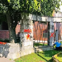 Neznanci oskrunili več spomenikov v Ljubljani