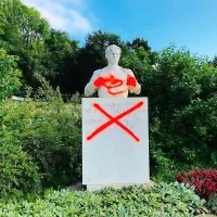 Neznanci oskrunili več spomenikov v Ljubljani