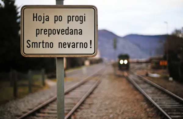 Na železni&scaron;kem prehodu v Ljubljani vlak povozil osebo